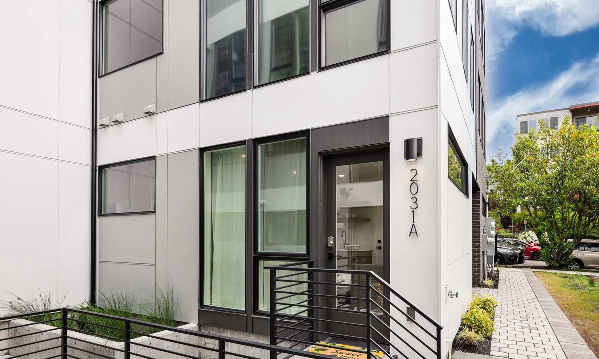 Eastlake House | Quiet Eastlake Studio - Covered Parking. Near SLU/UW