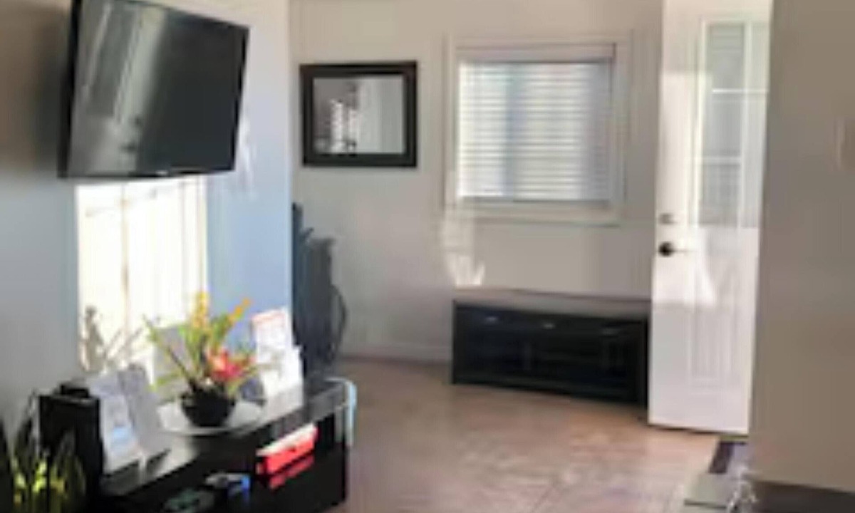 Eastside House | Quiet Tucked-Away Courtyard Retreat 2BR Bungalow Parking Near Beach & Downtown