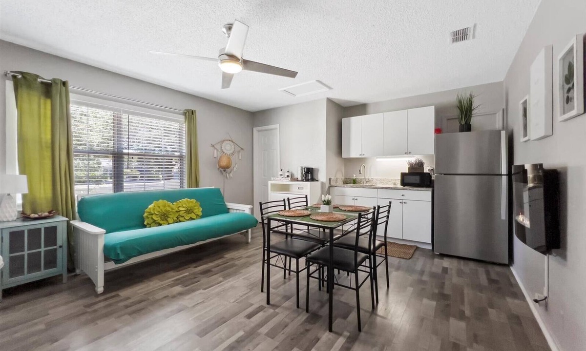United Central Apartment | Rainforest apartment with shared Pool in brilliant St. Petersburg