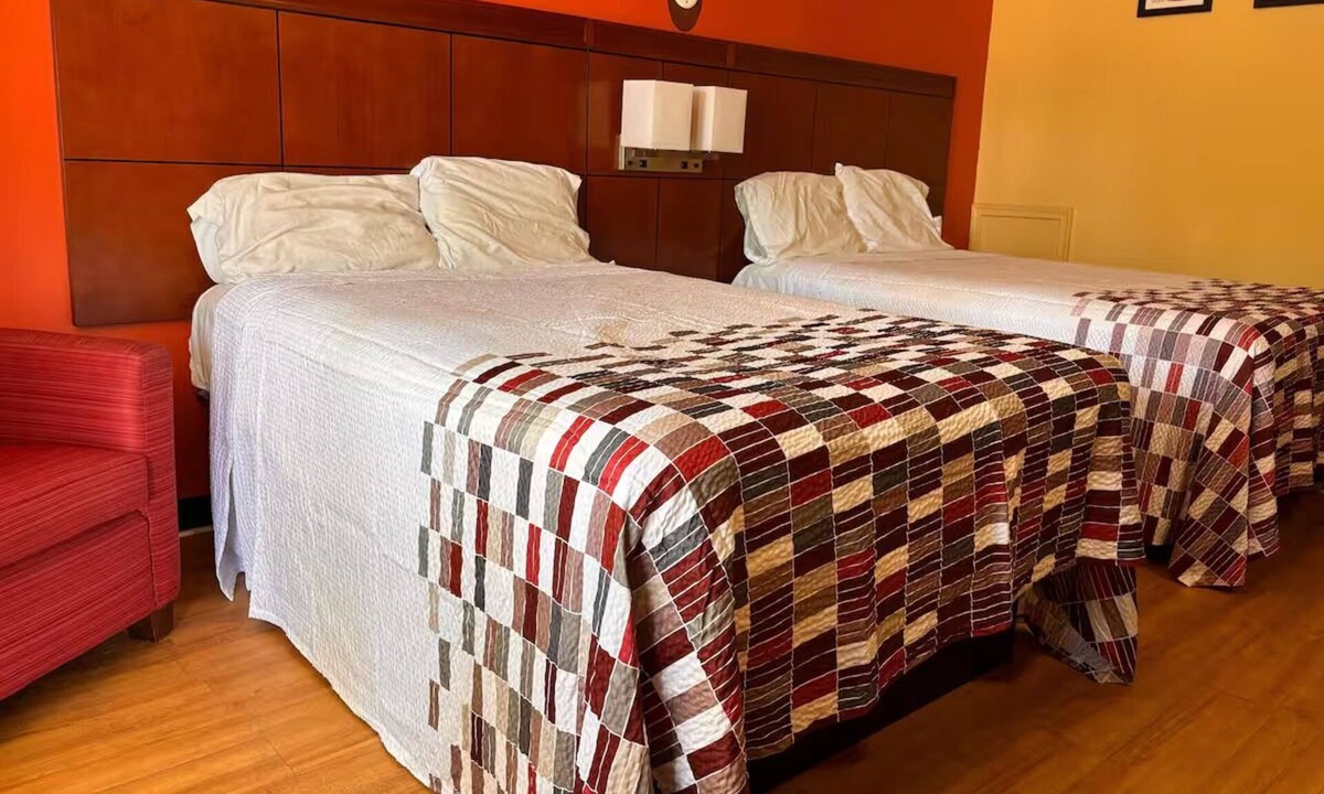 North Newport News Hotel | Relax in Two Budget-Friendly Rooms Near Christopher Newport University