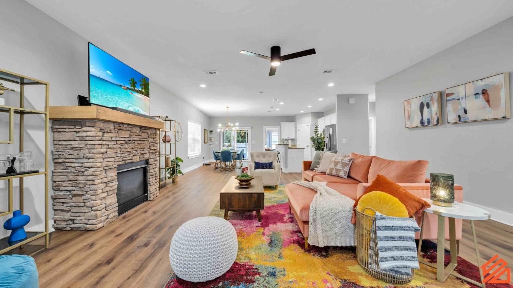 Wright House | Relax & Unwind - Spacious & Colorful 3BR House