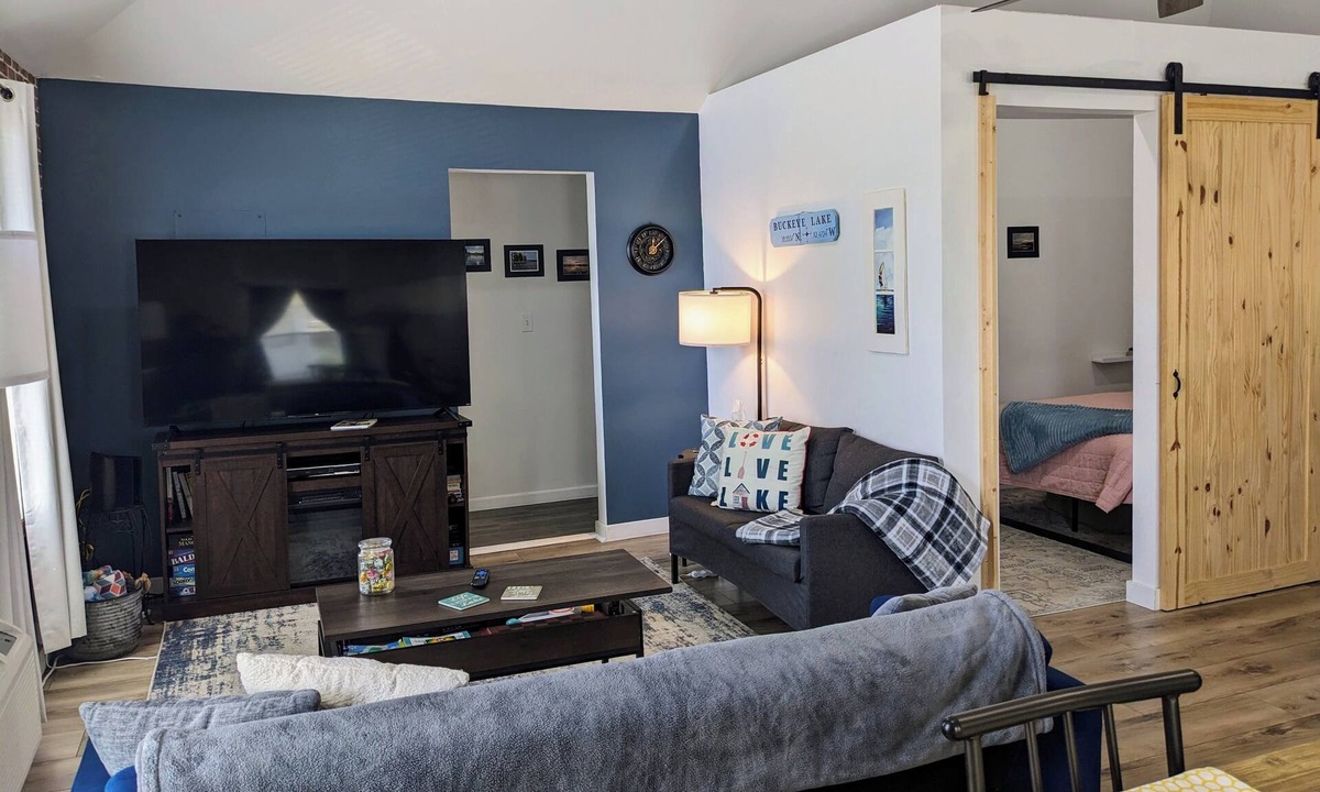 Buckeye Lake Cottage | Relaxing 2 bedroom cottage w/hot tub and air hockey/ping pong table