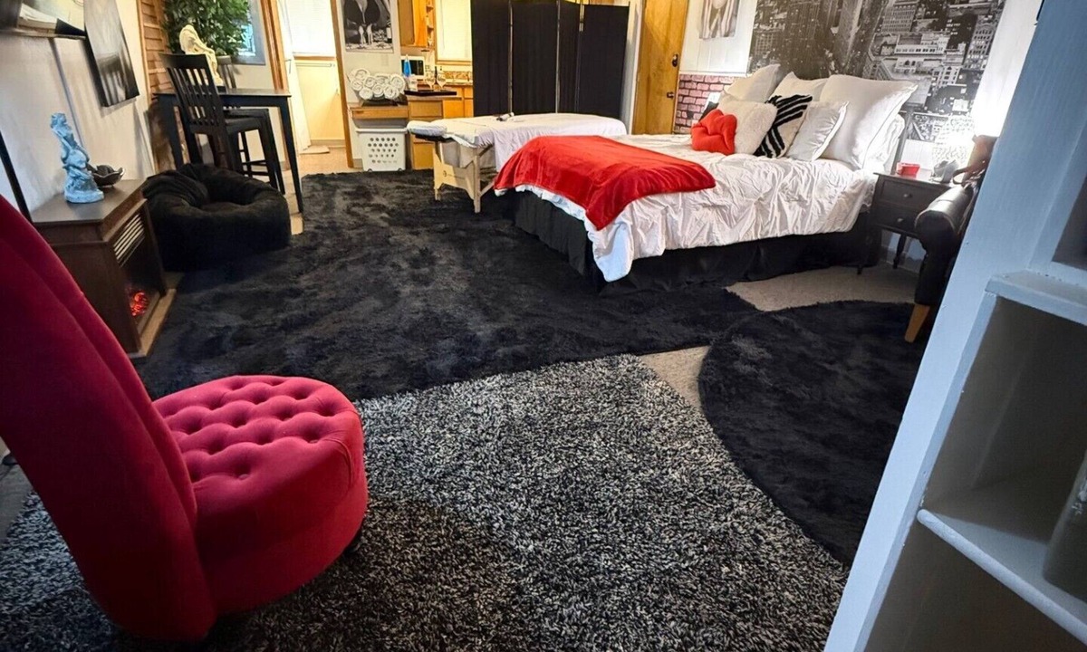 Evergreen Apartment | Rest Relax Rendezvous - Your Romantic Getaway! Studio in soothing Vancouver!