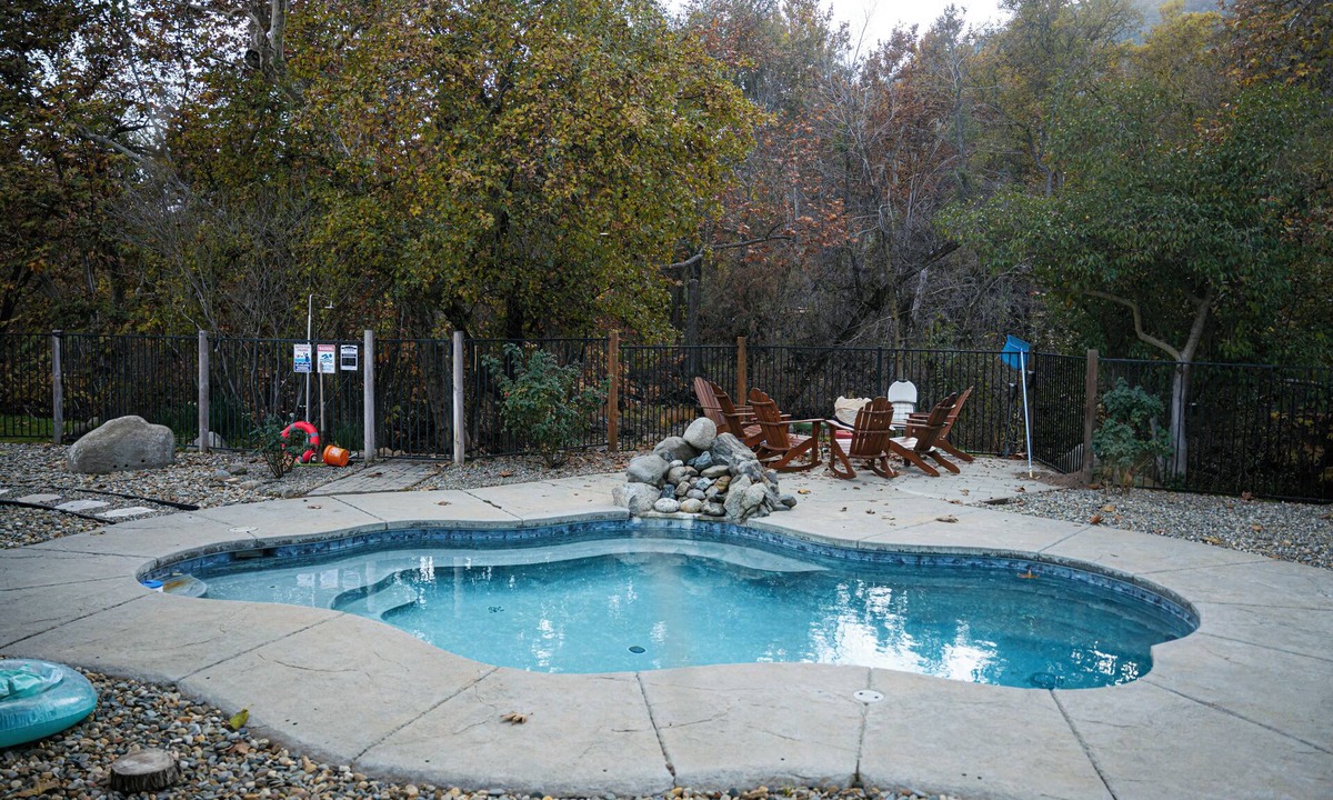 Three Rivers House | River, Pool, and Jacuzzi in 4 Bedroom House