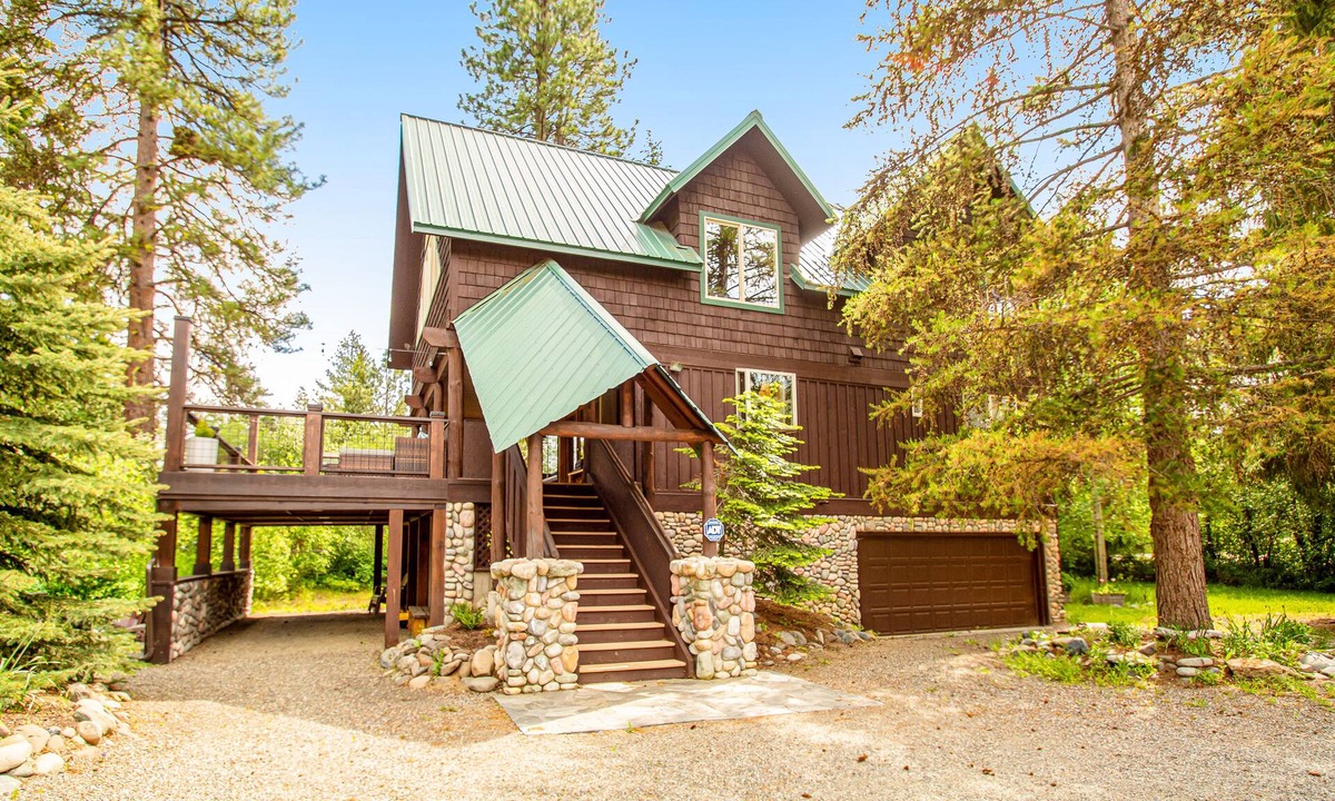 Cle Elum Cabin | Riverfront cabin & apartment with deck, woodstove, fireplaces, & quiet location