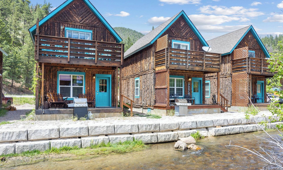 Red River Cabin | Riverfront! "River Retreat Cabin #3" Updated, In Town, Pet friendly, WIFI