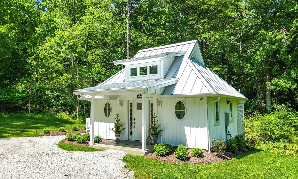 Dover Cabin | Romantic Retreat | Double Shower | Two Person Claw Foot Tub