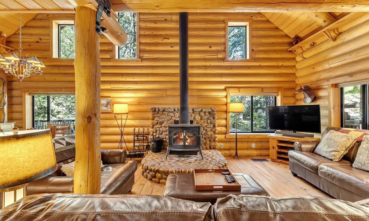 Idyllwild House | "Rustic Elegance - A Woodland Escape"