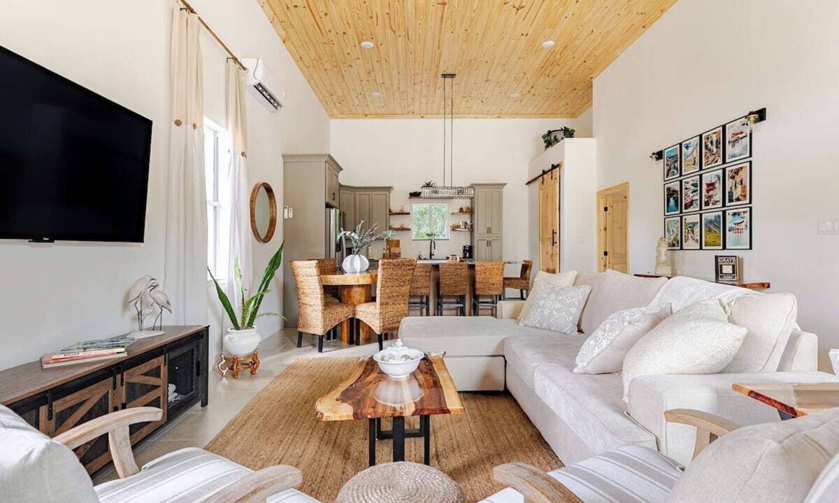 Sanford House | Rustic Elegance Farmhouse for a tranquil retreat experience in Sanford, FL