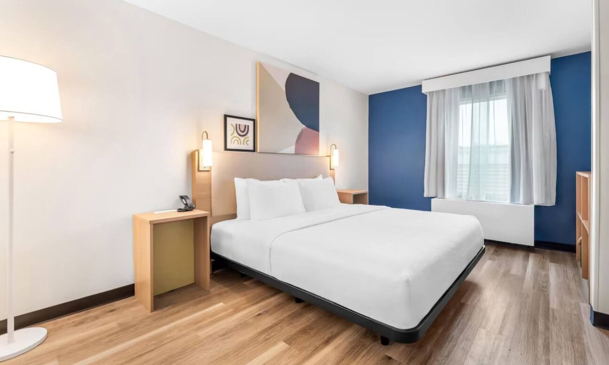 Essex Junction Hotel | Safe & Bright King Room Perfect for Couple Stays Near Vermont Attractions