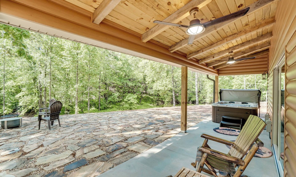 Cleveland Cabin | Sip, Hike & Explore: Sleek Retreat in Cleveland!