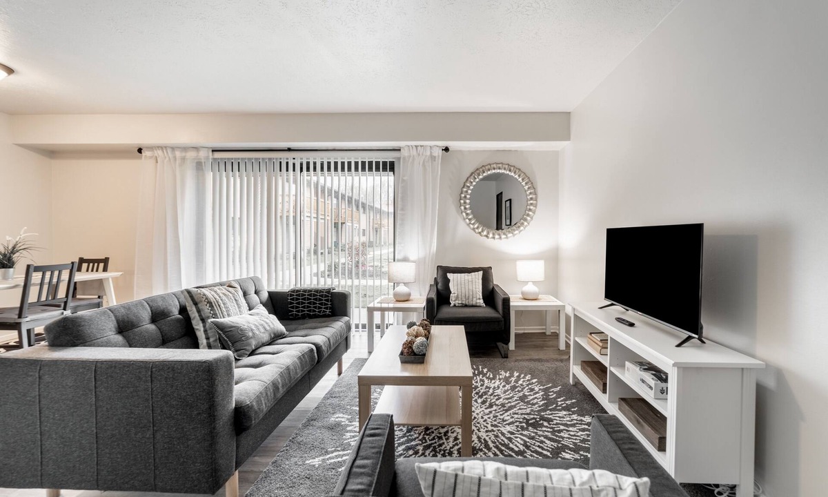 Mentor Apartment | Sleek 1BD Apt Perfect for Traveling Professionals