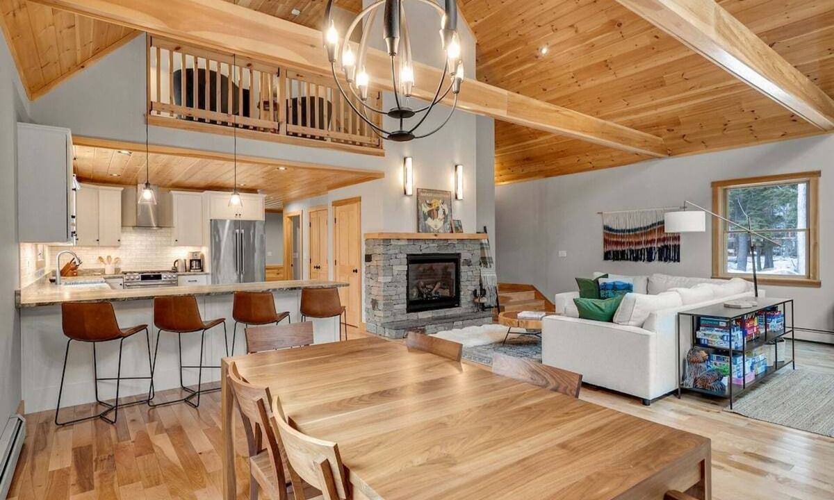 Sunday River Area Ski Chalet | Slopeside Chalet | Hot Tub| Sauna| Game Room
