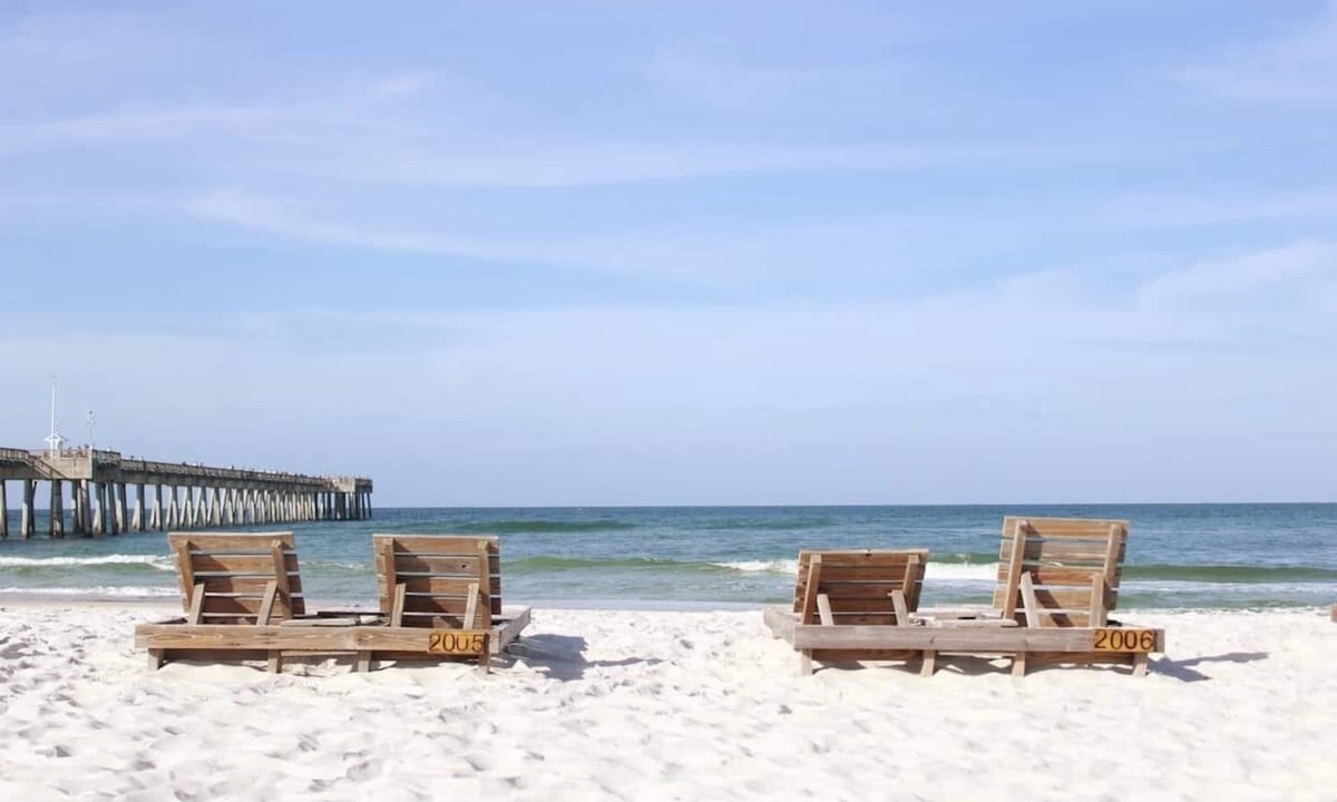 El Centro Beach Condo | Sol Seeker☀️2 bed 2 bath |Close to Beach🏖Large Deck🌴Beautiful Pool | Privacy