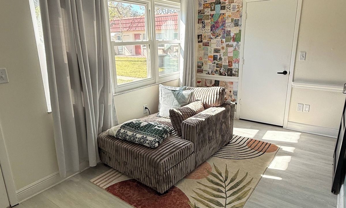 Disston Heights House | Spacious 2 BR + Sunroom - Near Beaches and Downtown