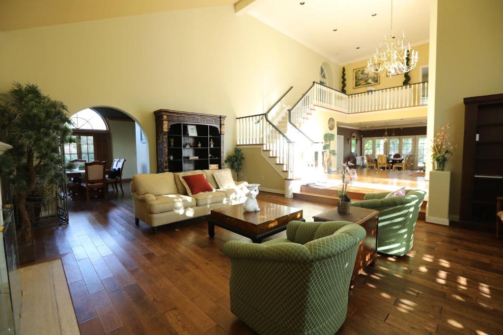 East Pasadena Villa | Spacious 4b3.5b House w/Swimming Pool in Pasadena