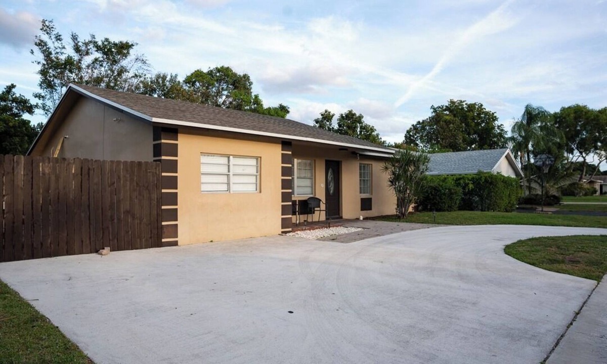 Boca Raton House | Spacious 5-bedroom house in West Boca Raton WiFi, AC, Deerfield Beach -11.5 Mi