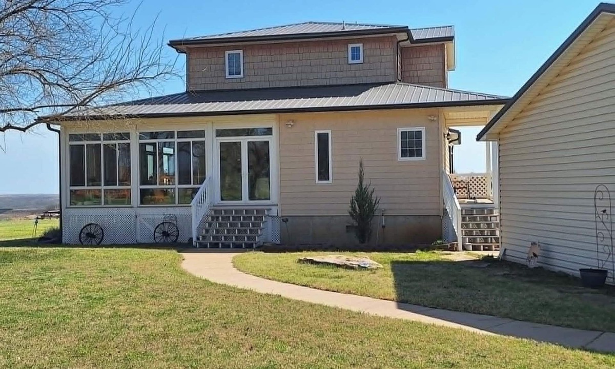 Ponca City House | Spacious 5-bedroom overlooking Kaw Lake