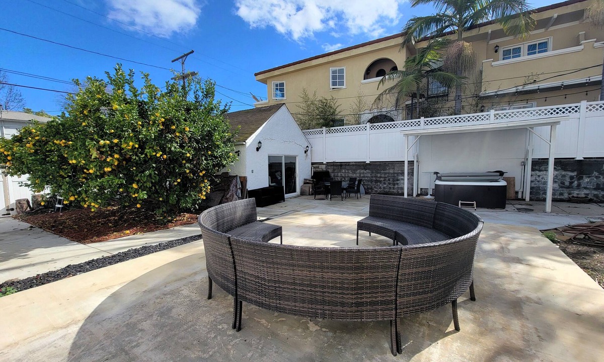 Beverly Hills House | Spacious 5BR Home 5 min to Rodeo Drive with Hot Tub, Spacious Backyard & Parking