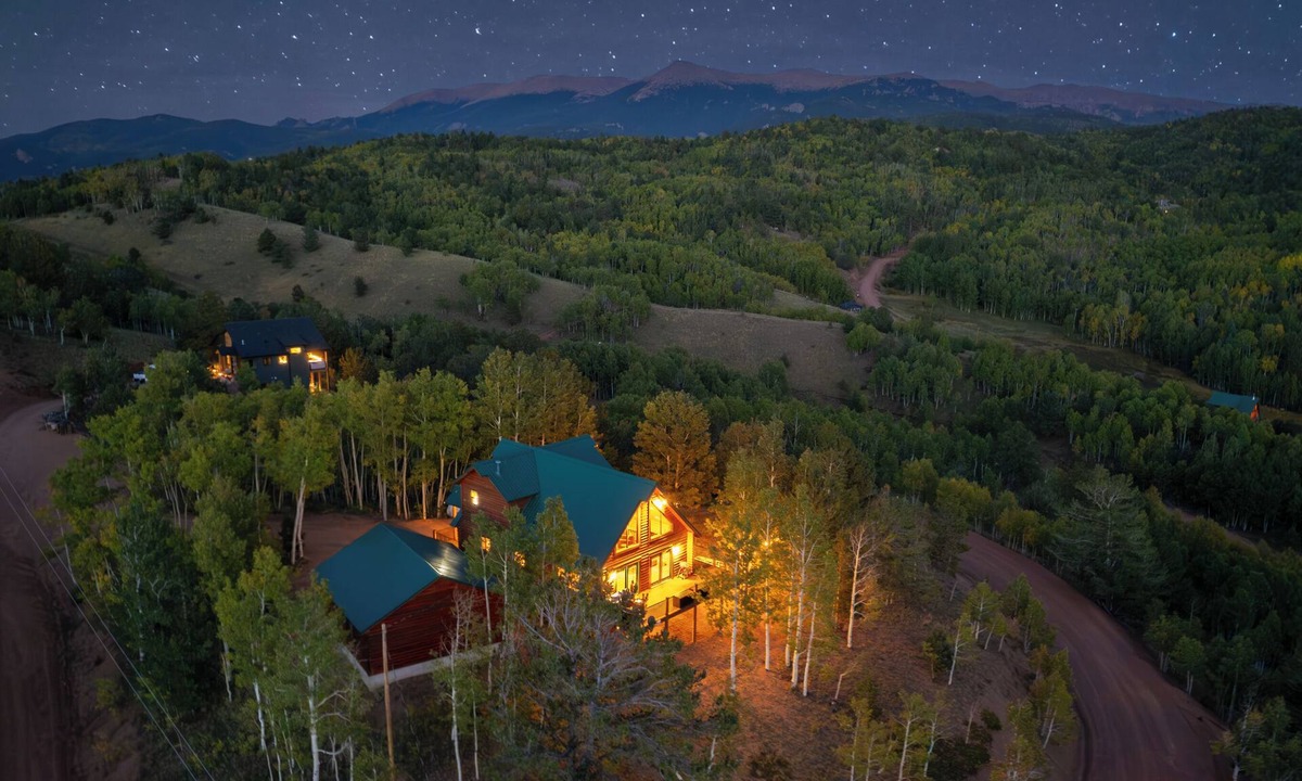Cripple Creek Cabin | Spacious Log Cabin/Mtn Views, HotTub, Pool Table