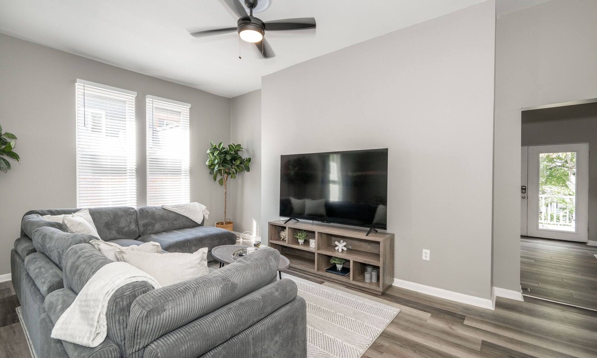 Roselawn Finance House | Spacious, Updated 6 BDR Home Sleeps 14! Perfect for Families or Large Groups