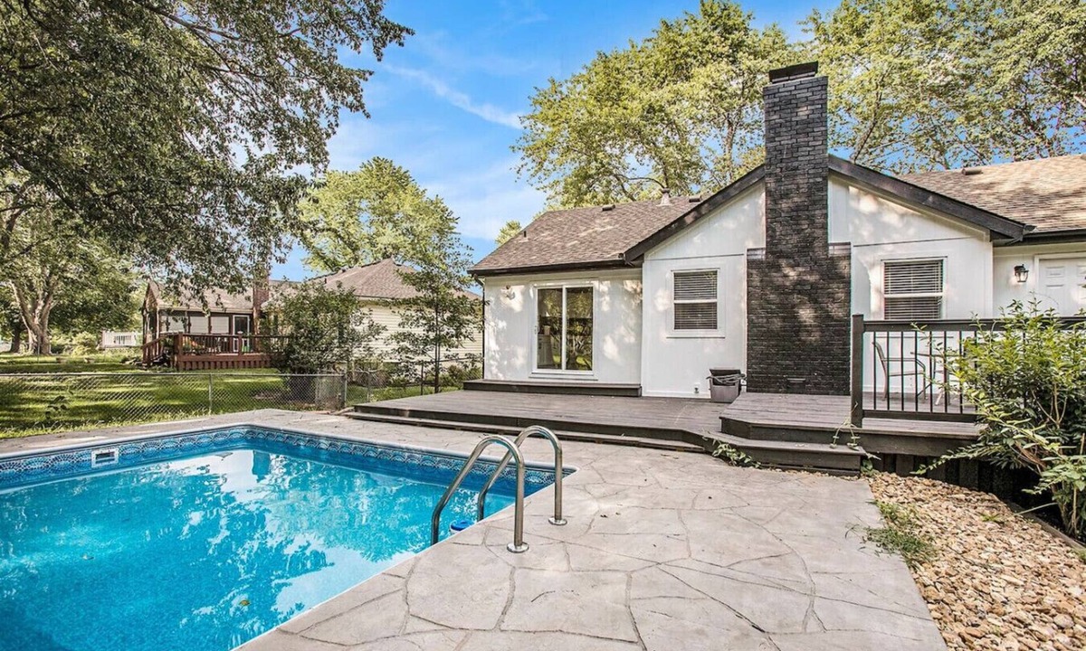 Olathe House | Spacious & Updated Getaway! Pool & Hot Tub 10 Beds
