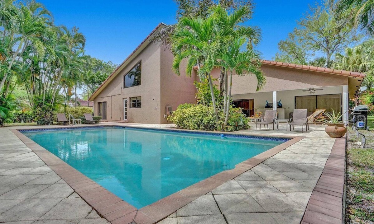 Survey Creek Villa | Spacious Villa Heated Pool. Golf Course, BBQ Games