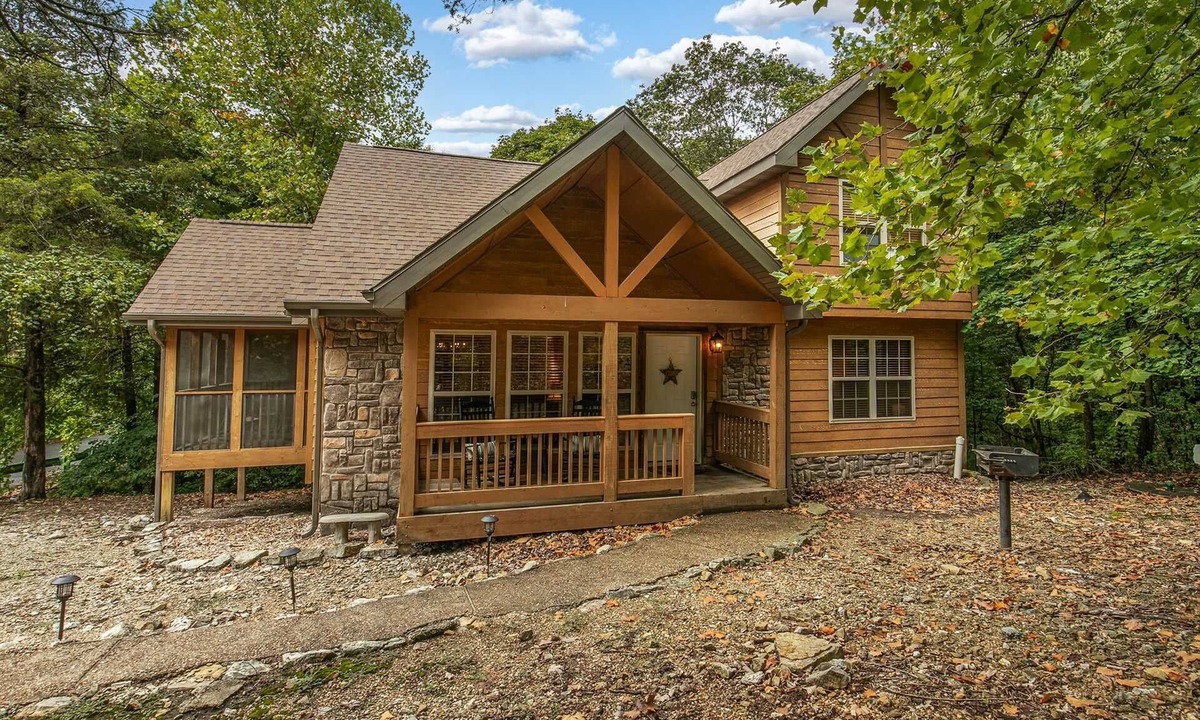 Branson West Cabin | StoneBridge 2 Bedroom Lodge - Walkway In, Peaceful Setting, Private Parking - Lodge #28
