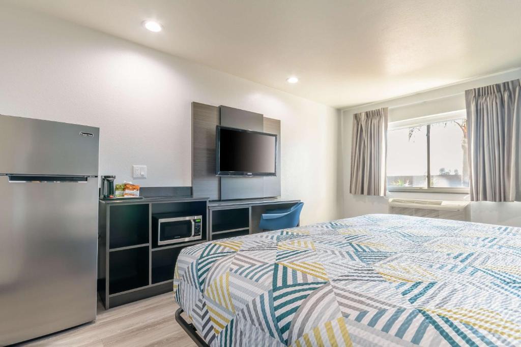 Eastside Hotel | Studio 6 Suites Perris, CA