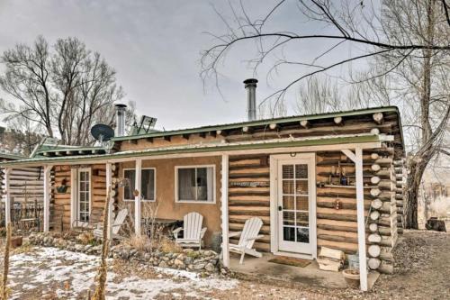 San Cristobal House | Studio-Style Log Cabin near Carson National Forest, New Mexico