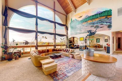 Florence House | Stunning Spacious Riverfront House with Private Sauna