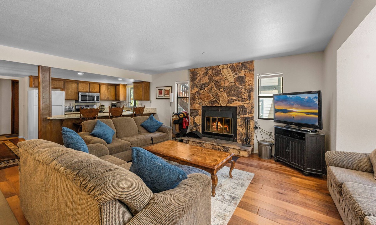 Summit Estates House | Summit X-ross Roads - Walk to Snow Summit, Fireplace, Deck, Barbecue