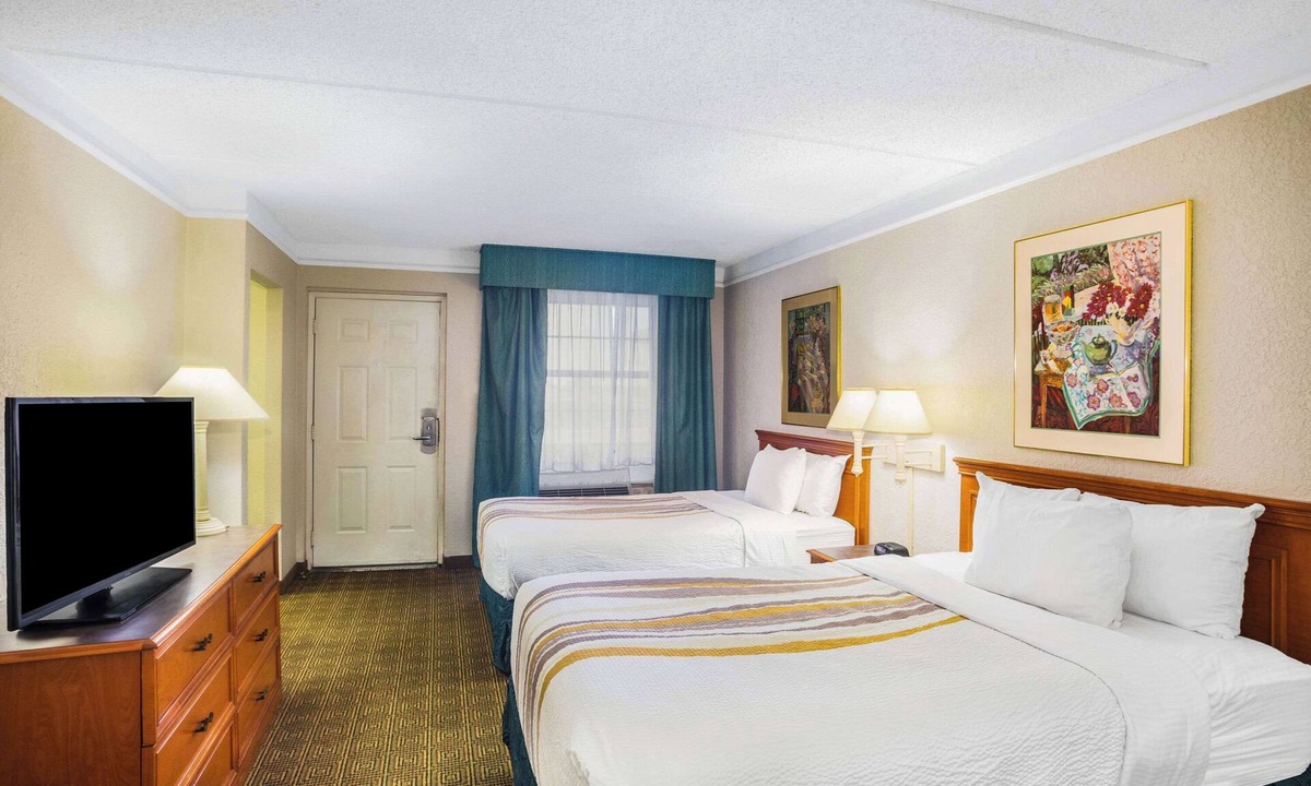 Eagle Pass Hotel | Super 8 by Wyndham Eagle Pass