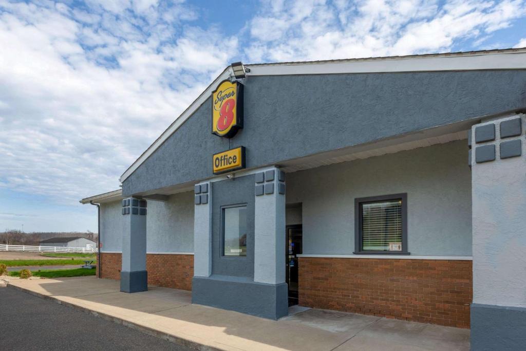 Newcomerstown Hotel | Super 8 by Wyndham Newcomerstown