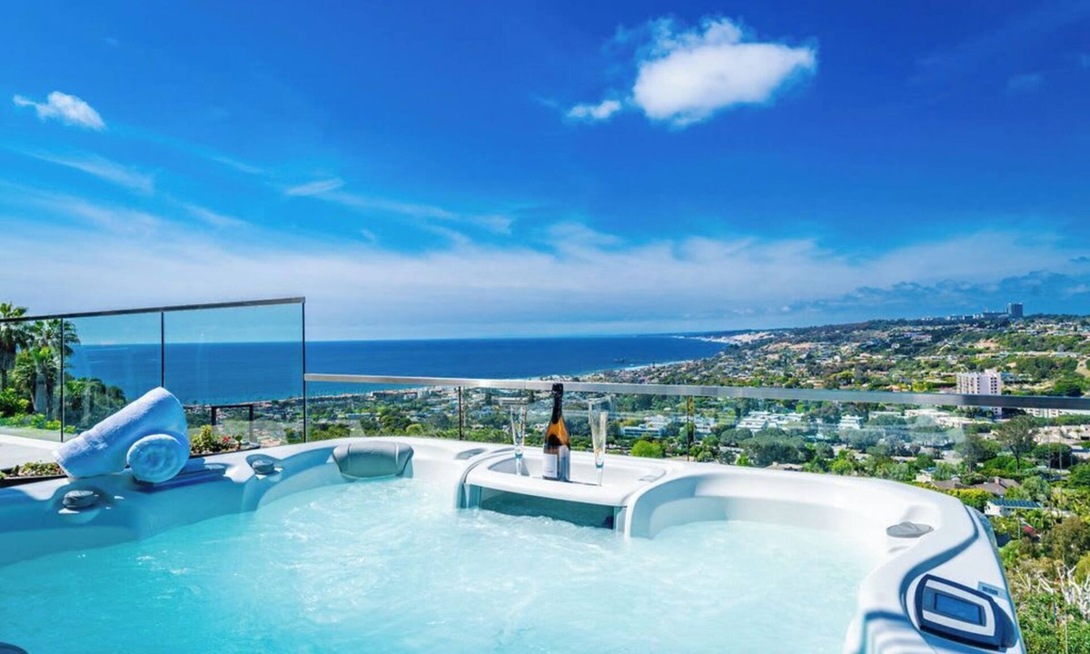 Hidden Valley House | Sweeping Ocean and Coastal Views, Deck and Hot Tub