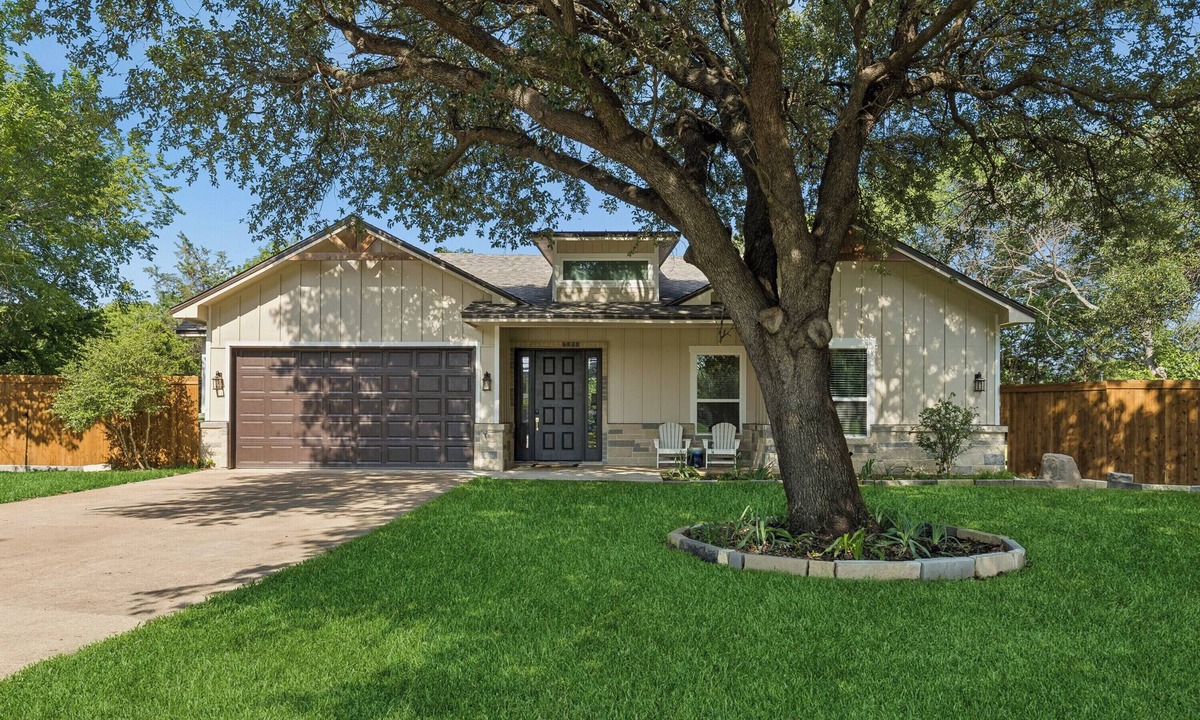 Double Oak House | TCH - Spacious 3bed/2bath in FlowerMound with Yard