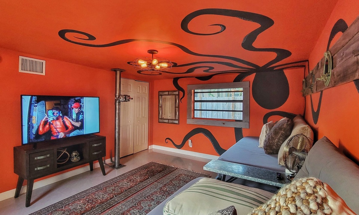 Poinsettia Heights House | The Captain's Landing 4 bedroom - 2 bathroom - soaking tub - adventure home