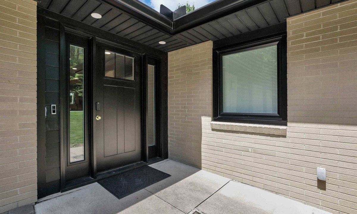 Newark House | The Golden Retreat | Dual Master Suites
