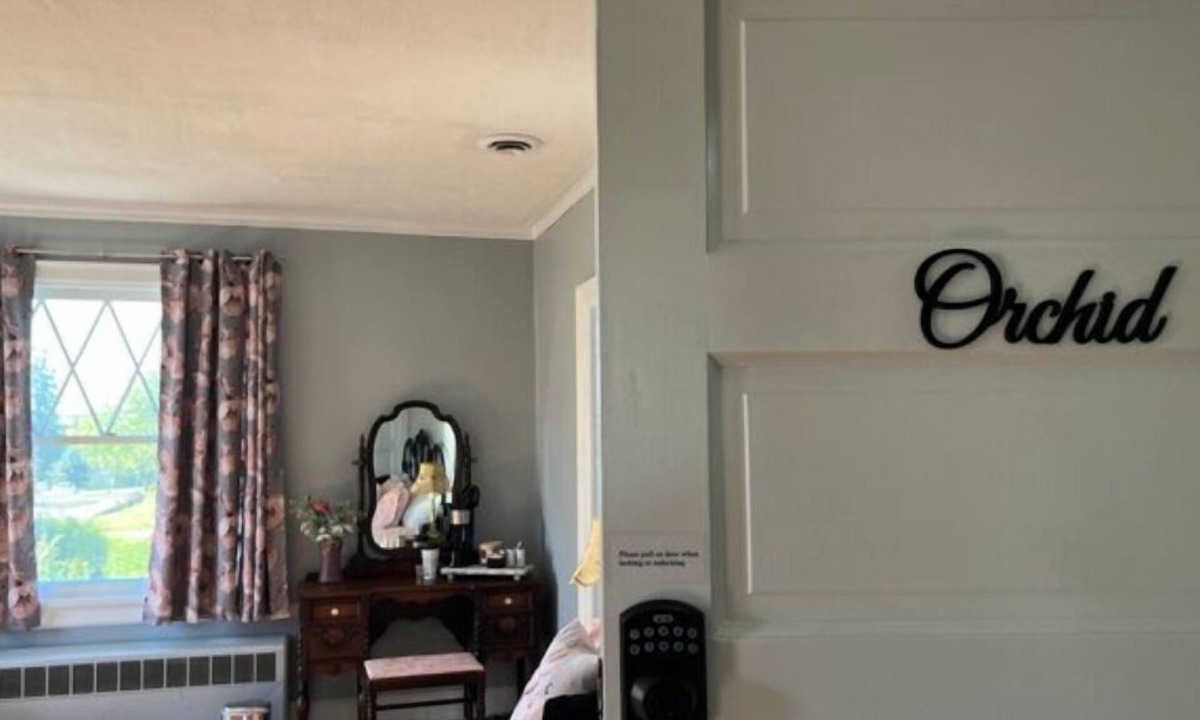 Woodsfield Apartment | The Orchid Room w/King Bed
