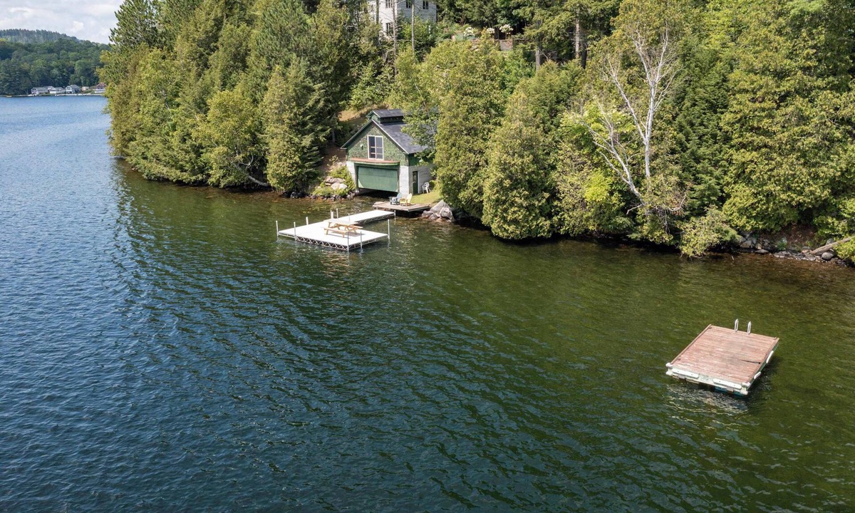 Barnet House | The Stonehill lakeside cottage