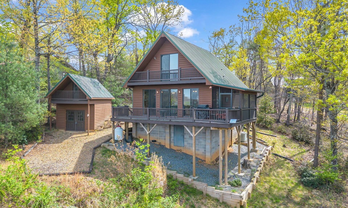Piney Mountain Cabin | Tranquil Mountain Retreat: Pet-Friendly, Scenic Views