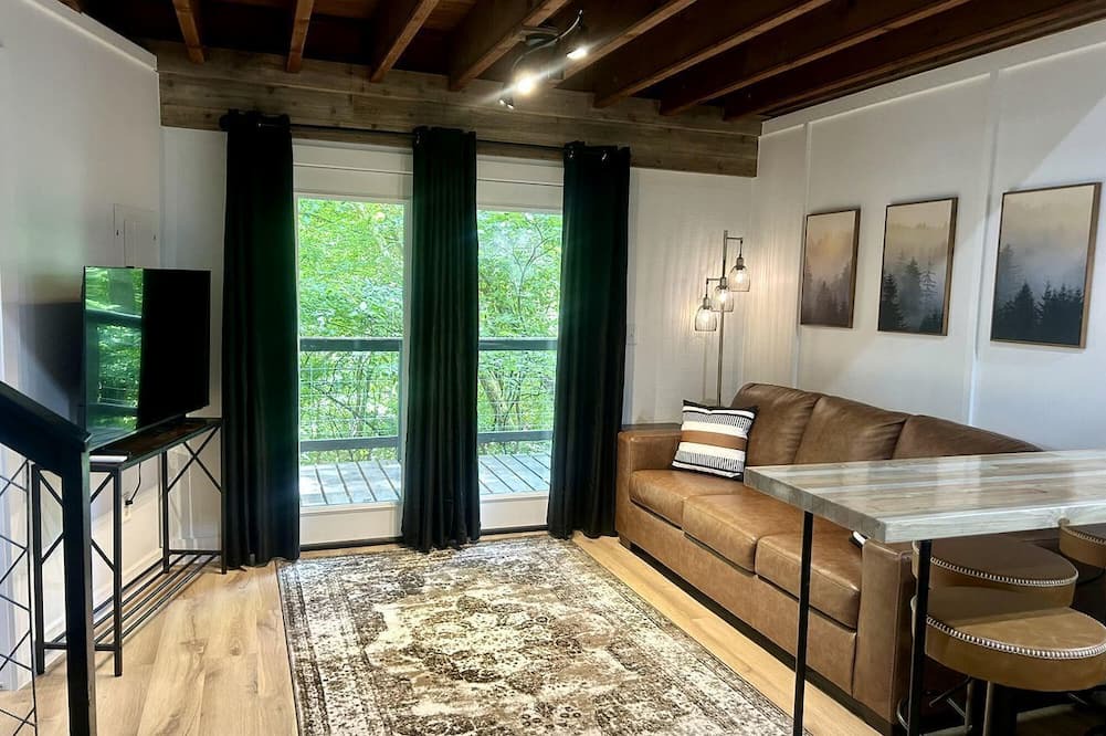 Gentry Cabin | Tranquil Wooded Cabin Retreat with Private Hot Tub & Fire Pit Near Gentry, Arkansas