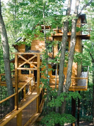 Millersburg House | Treehouse #3 by Amish Country Lodging