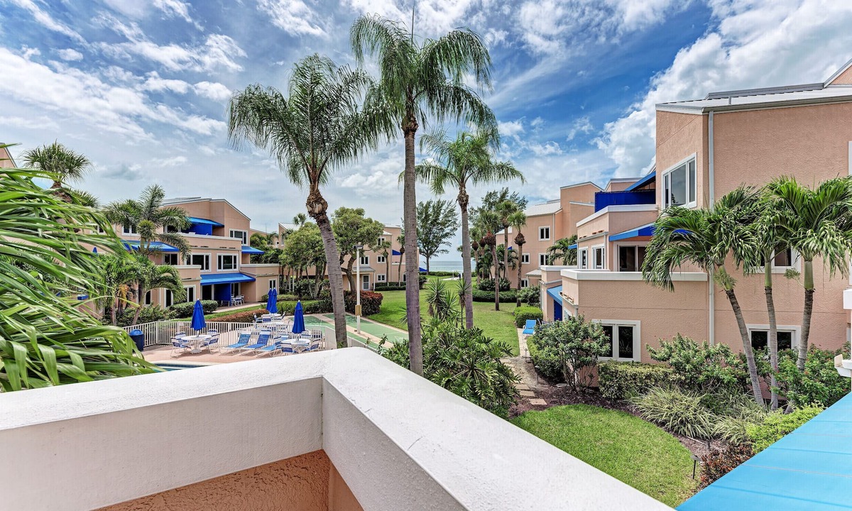 Longboat Key Condo | Unit #210 Sand Cay Beach Resort Pool View