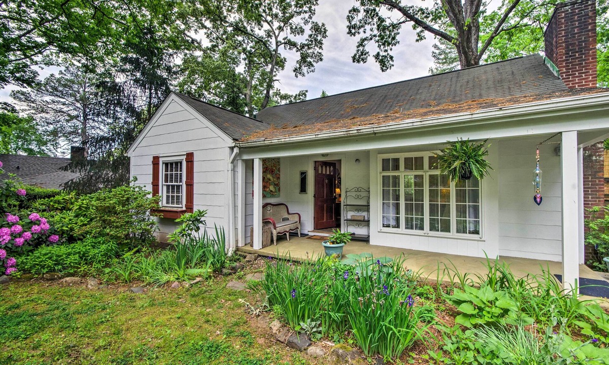 Lynn Cottage | Unwind Fireside & Walk to Dtwn! Tyron Retreat