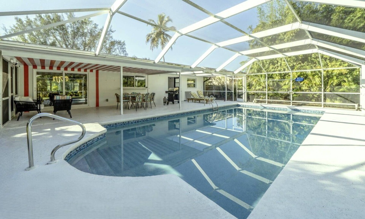Willoughby Acres House | Updated Heated Olypmic Pool Retreat Near Mercado & Pet Friendly