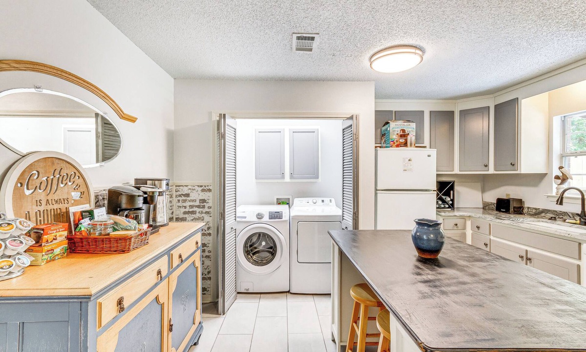Ferry Pass House | Updated Pensacola Getaway ~ 10 Mi to Beaches!