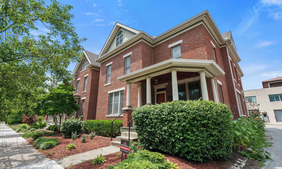 Victorian Village House | Very Spacious 14 Bed/3.5Bath home-Perfect location