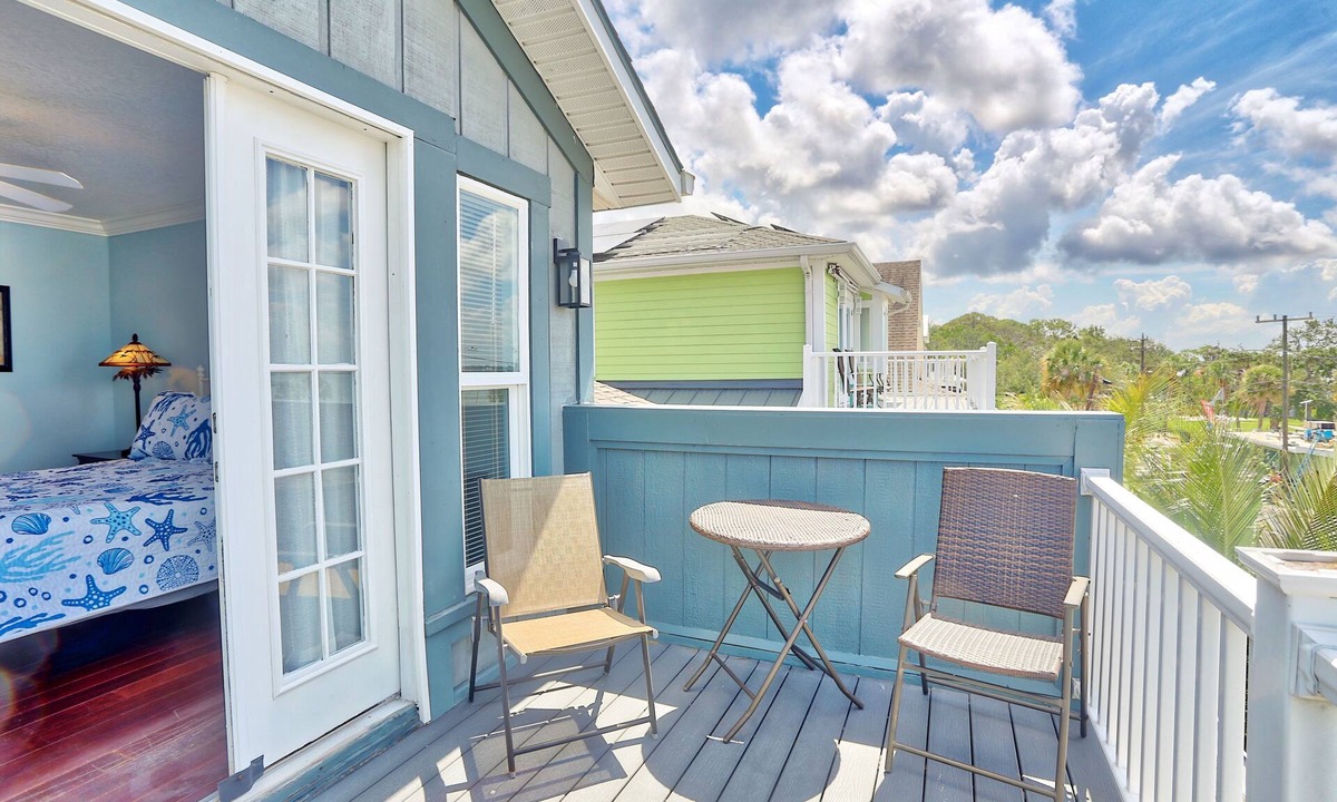Gulfport House | ☀️Walk to Beach🐬Private Deck🌴Comfort Cove🌊Walking Distance to Restaurants
