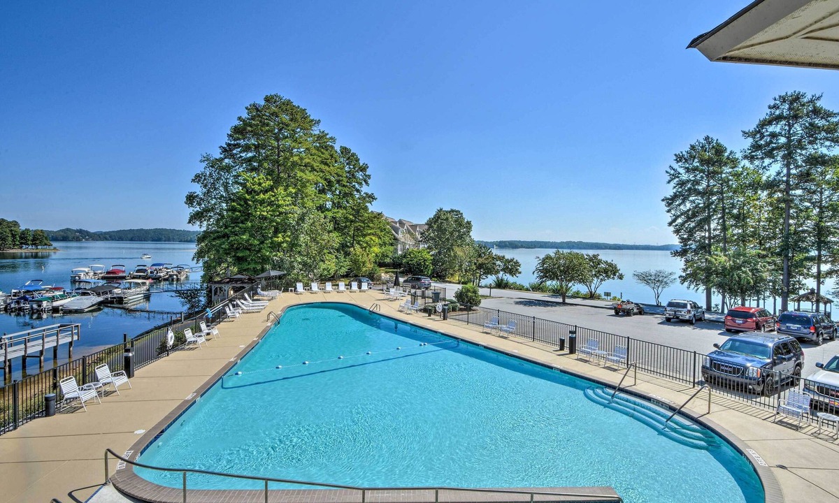 Salem House | Walk to Lake Keowee: Salem Townhome w/Deck